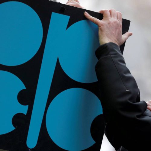 El petróleo toca precios récord en casi cuatro años por la menor oferta